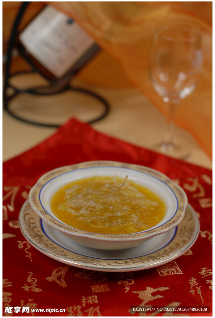 美味南瓜浓汤摆于精致餐具