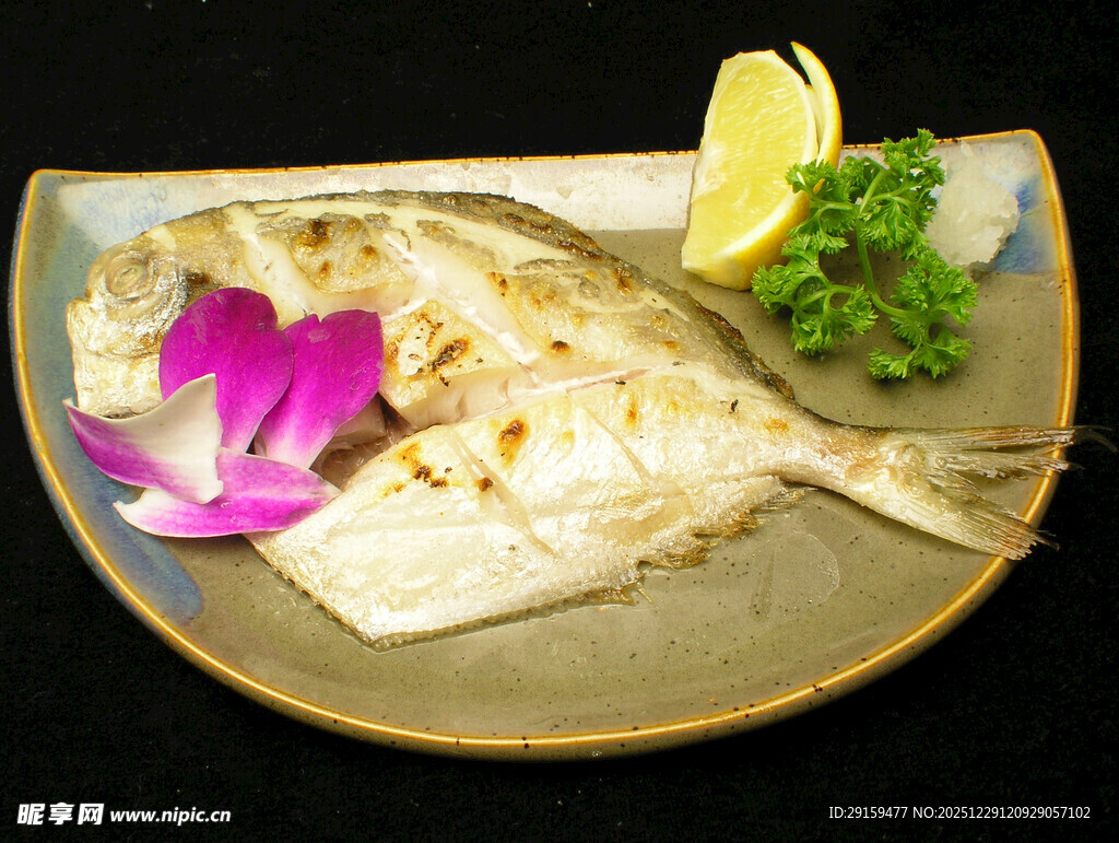 香煎鱼配柠檬与装饰花