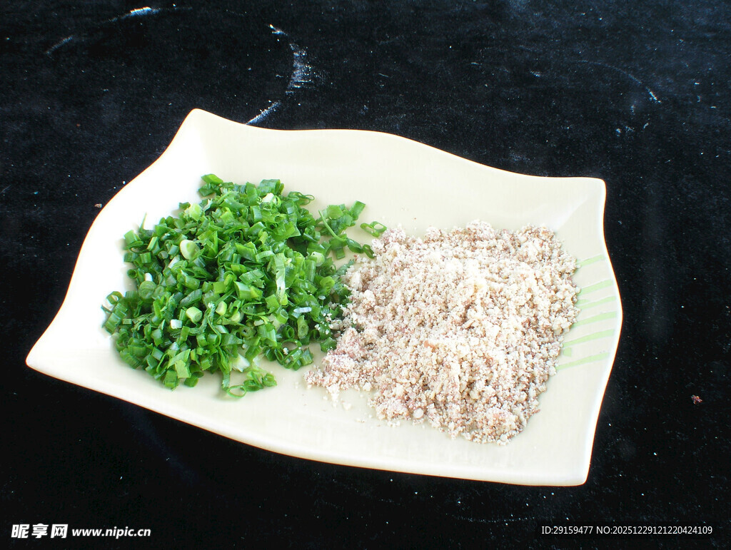 葱花与肉末摆盘