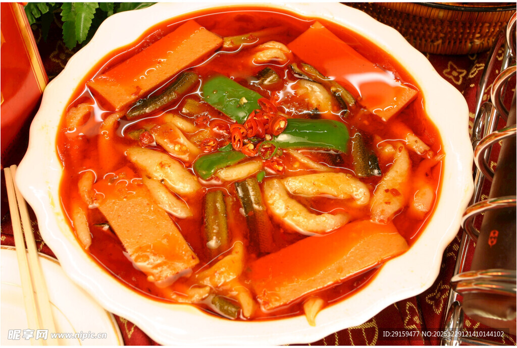 美味香辣鱿鱼蔬菜汤