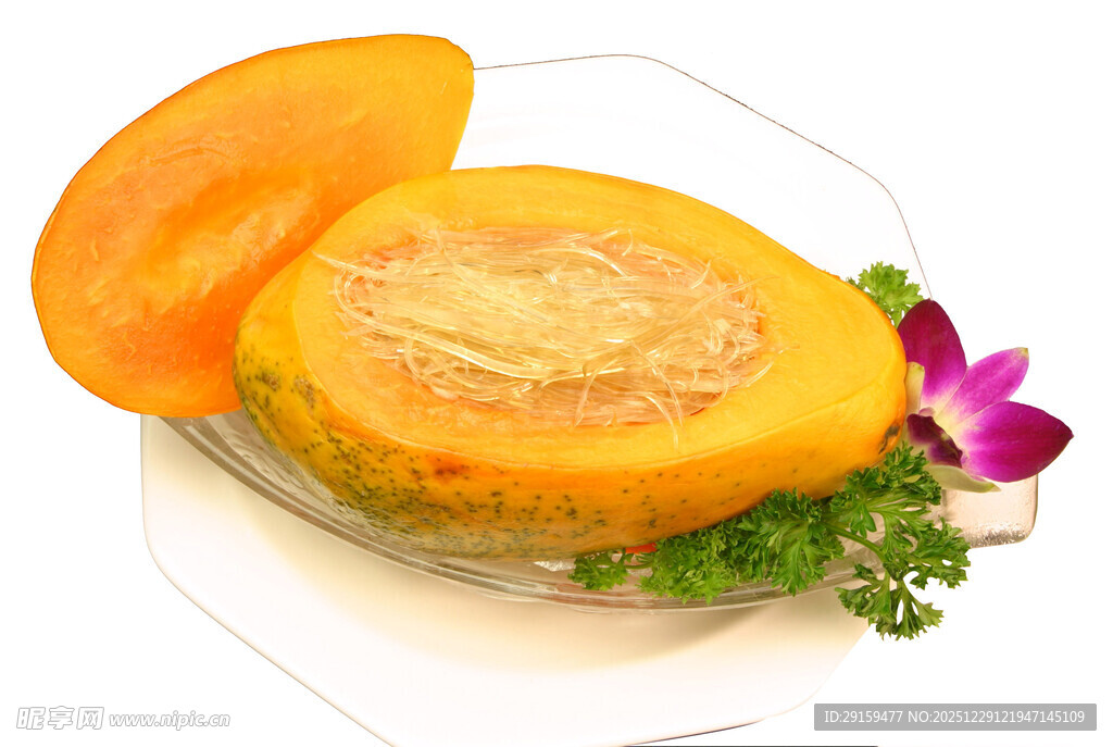 切开的美味南瓜摆于盘上