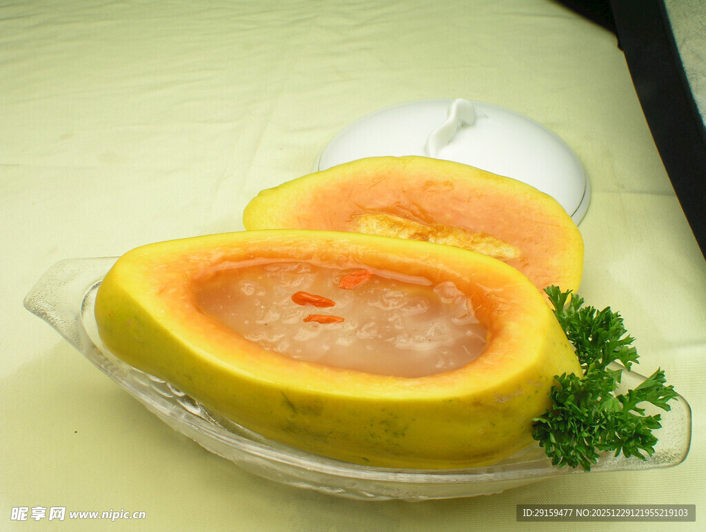 切开的美味木瓜甜品