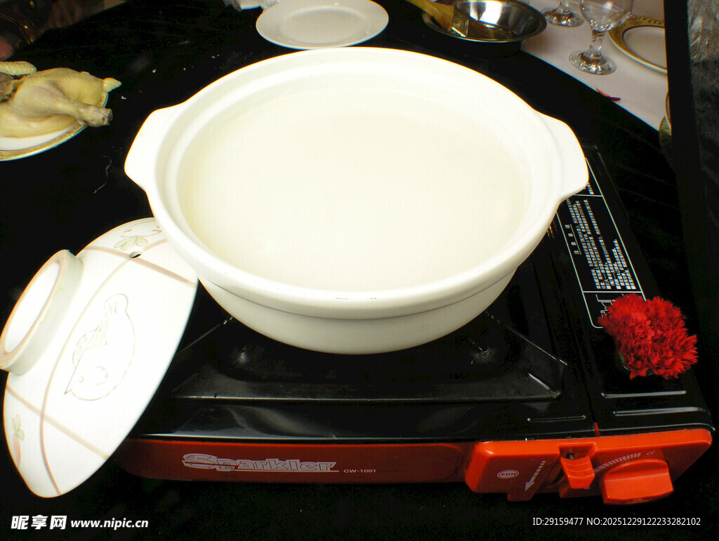 白色砂锅及配套餐具展示