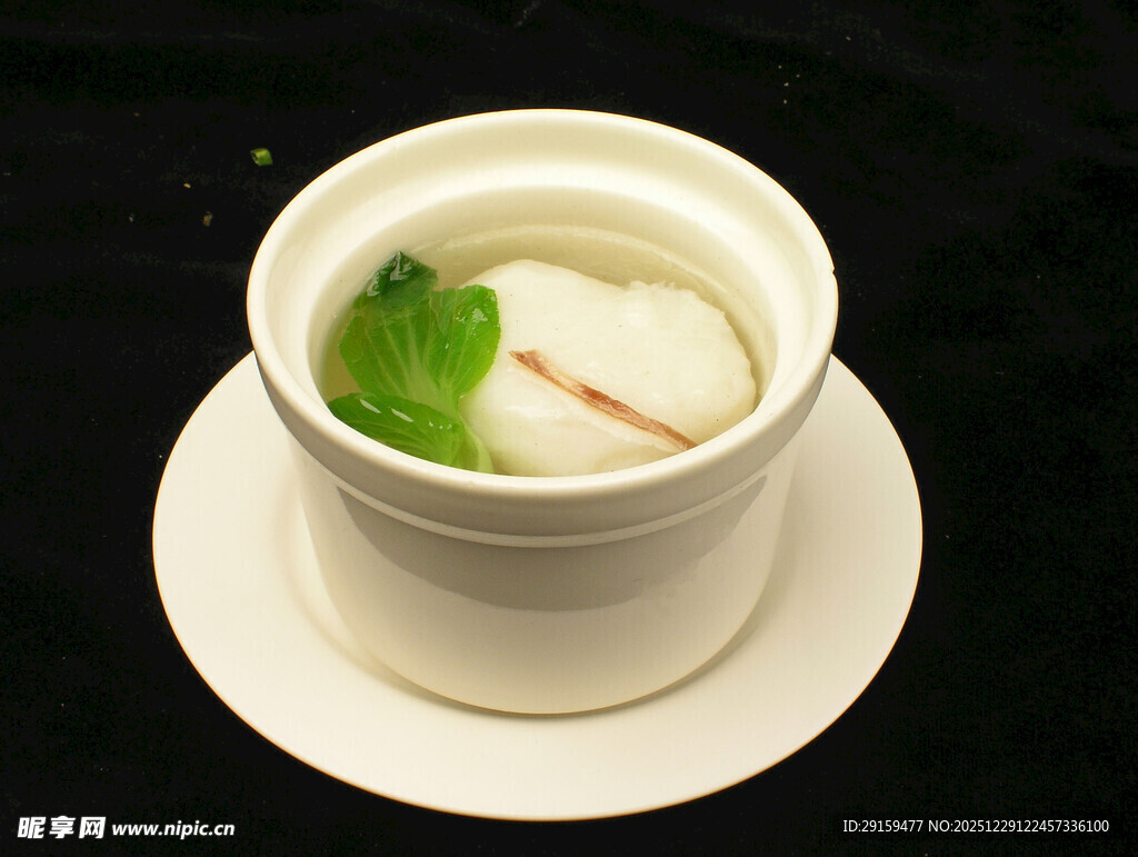 白色碗中盛有带叶汤品