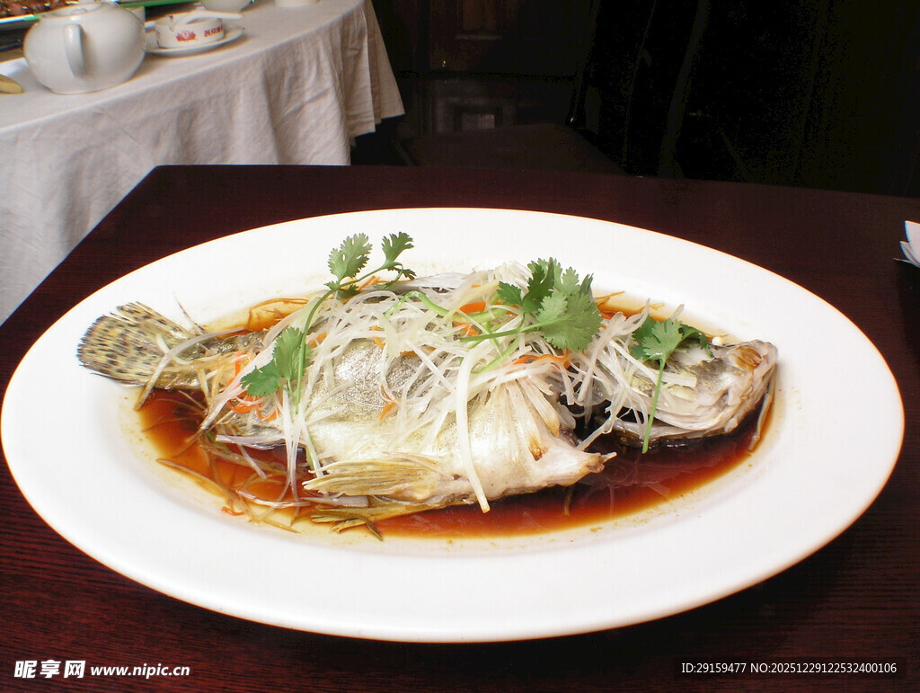 清蒸鱼摆盘精致色泽诱人