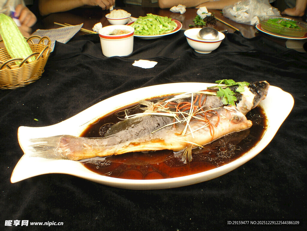 美味红烧鱼摆放在餐桌