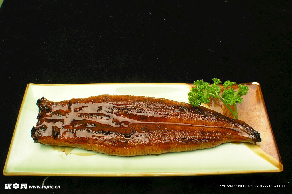 日式烤鳗鱼摆放在盘中