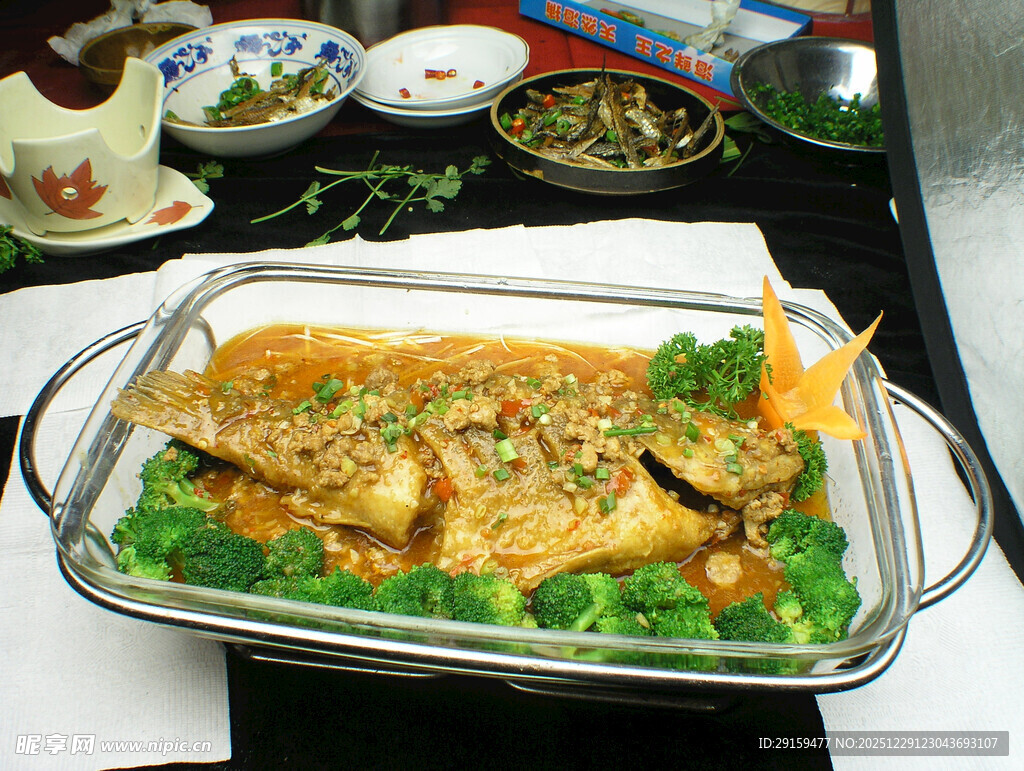 美味香煎鱼摆放在餐桌
