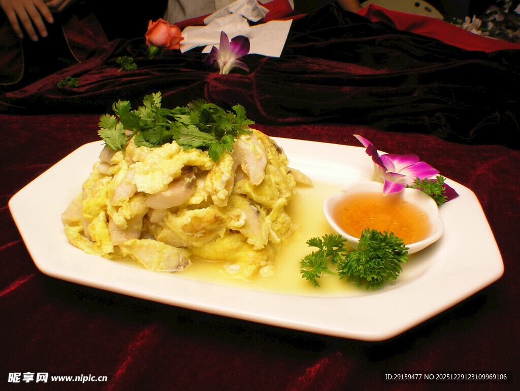 美味鸡肉沙拉配特色蘸酱