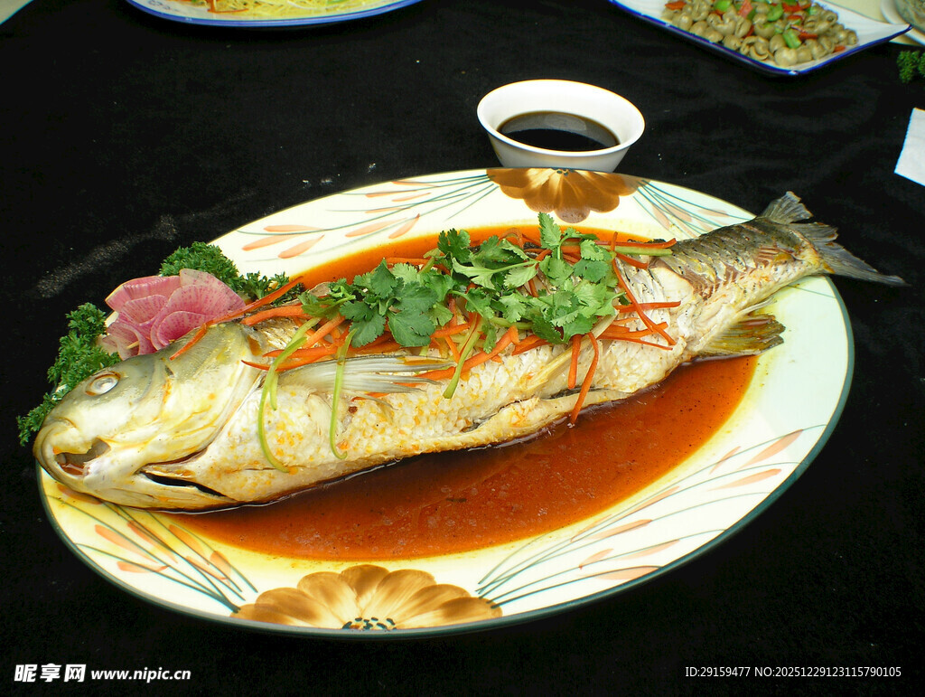 清蒸鲜鱼配精美佐料
