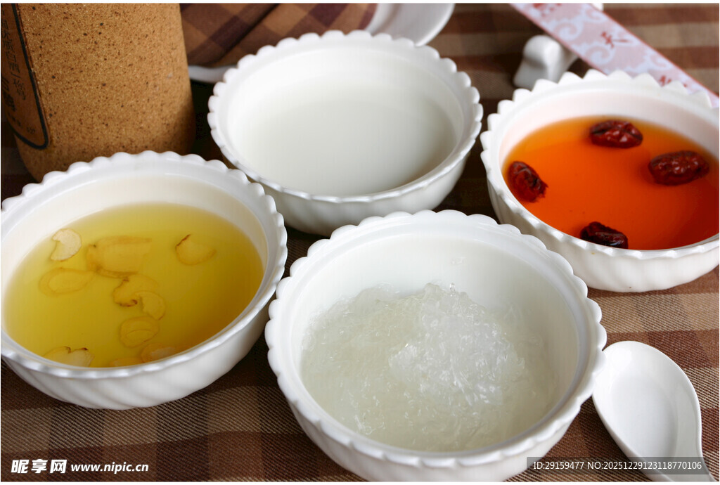 多样中式甜品展示