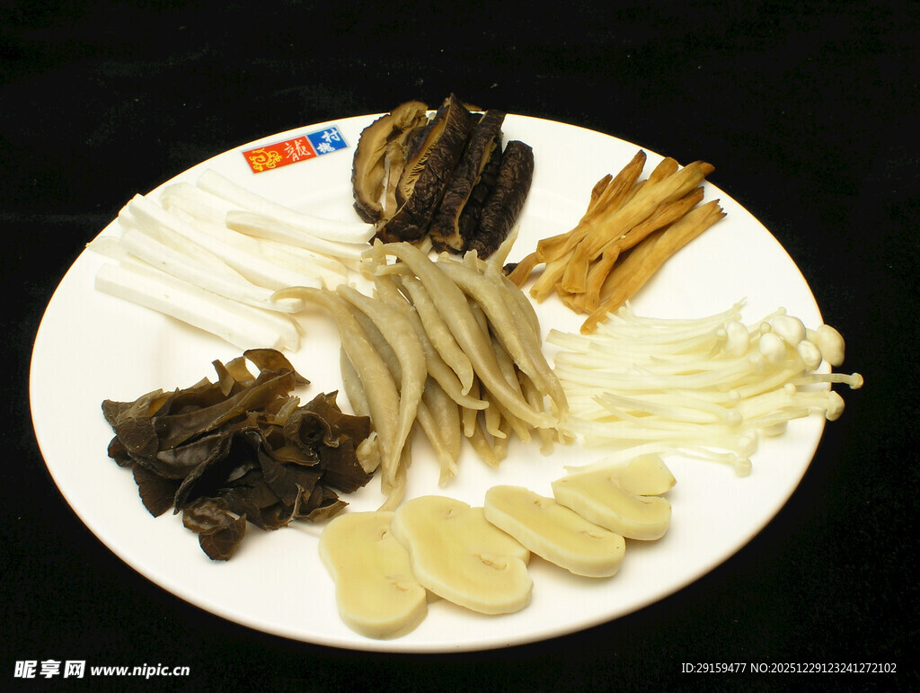 多样菌类食材拼盘