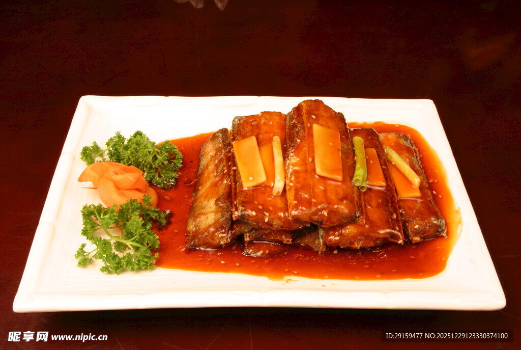 美味红烧排骨摆盘精致