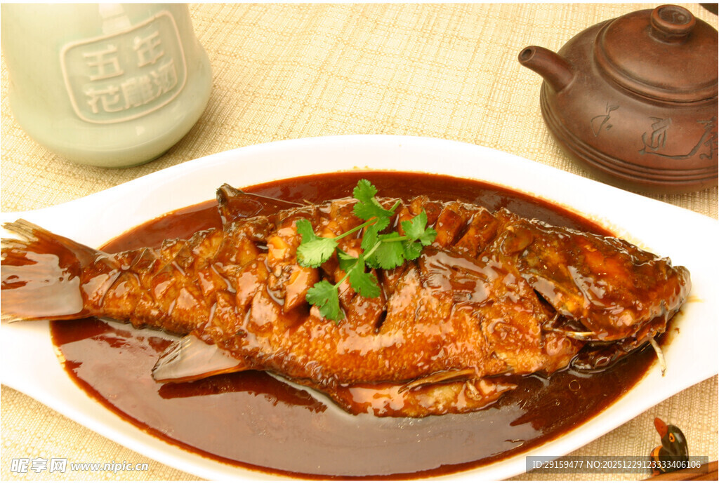红烧鱼摆盘中的美味