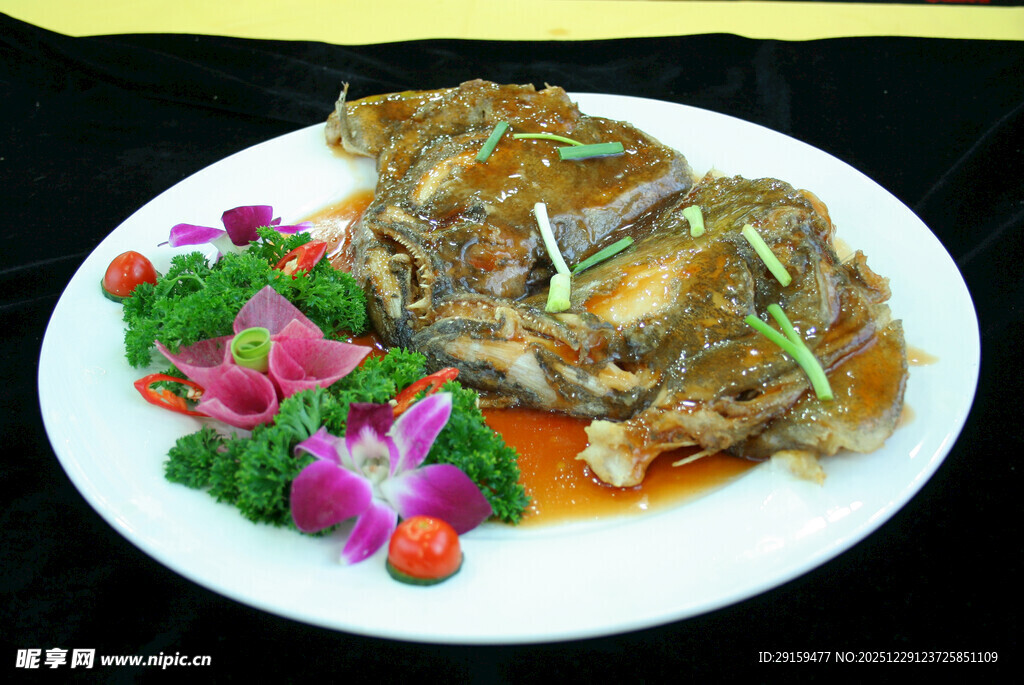 美味红烧鱼摆盘精致