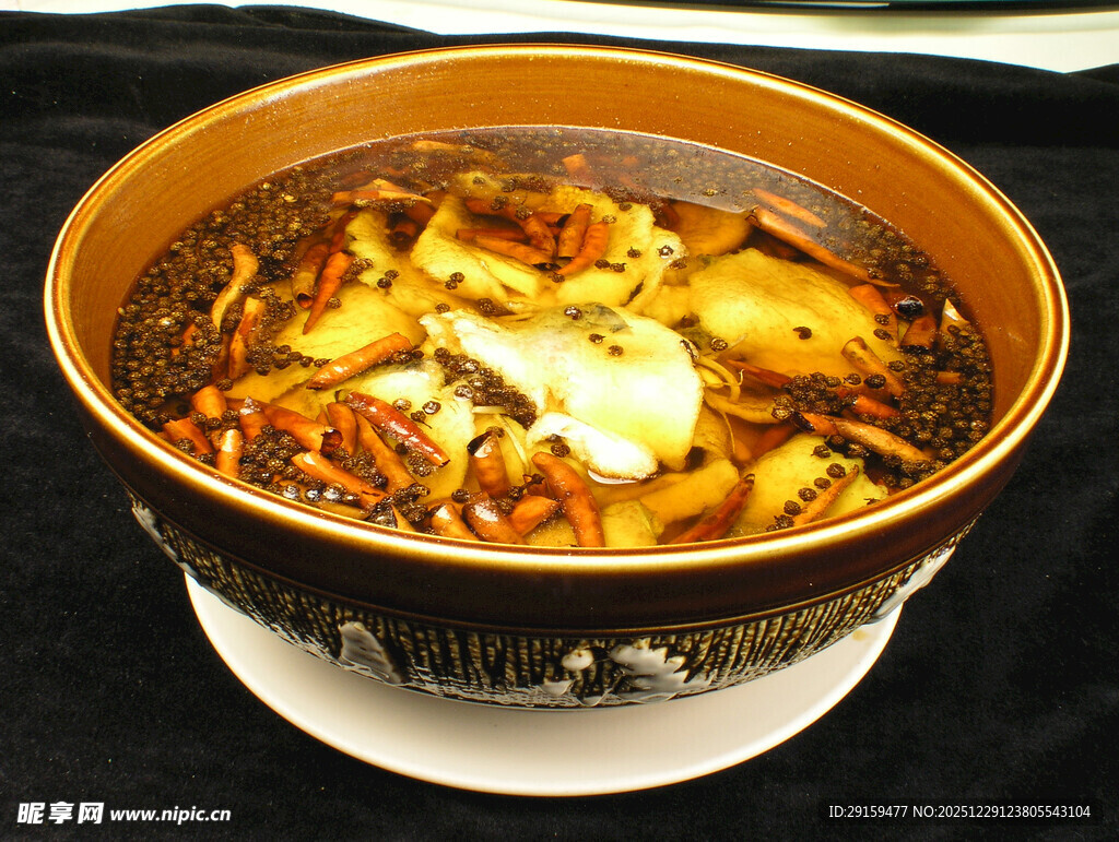 美味热气腾腾的麻辣香锅