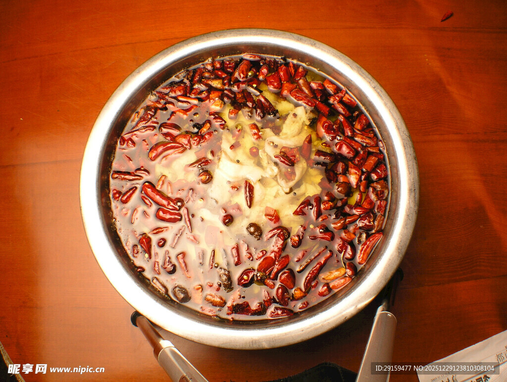 热气腾腾的麻辣火锅