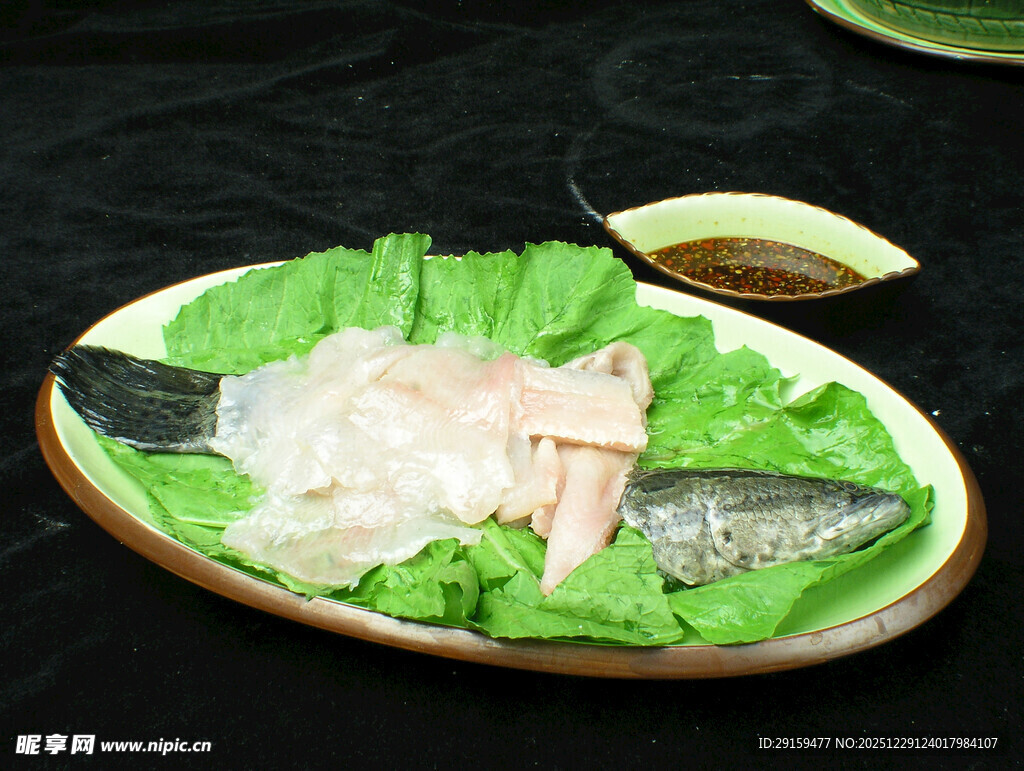 鲜鱼片配生菜与蘸料