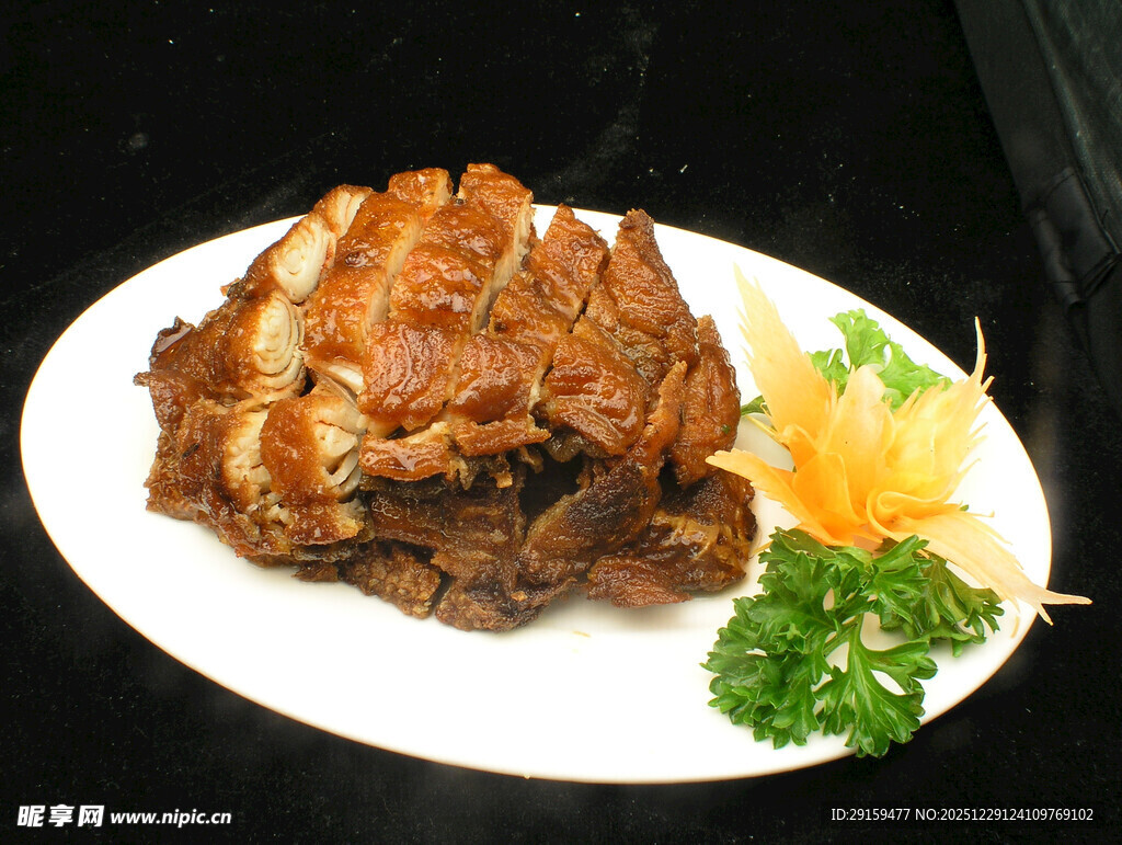 美味酱肘子摆盘精致