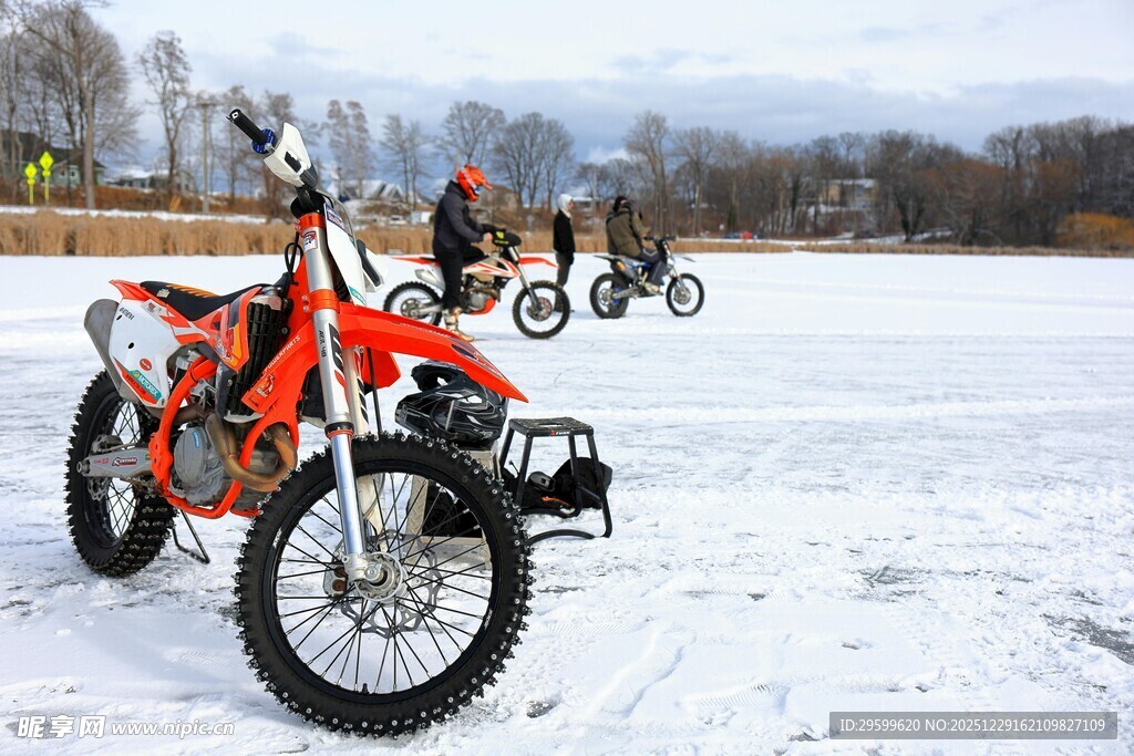 雪地中的越野摩托车