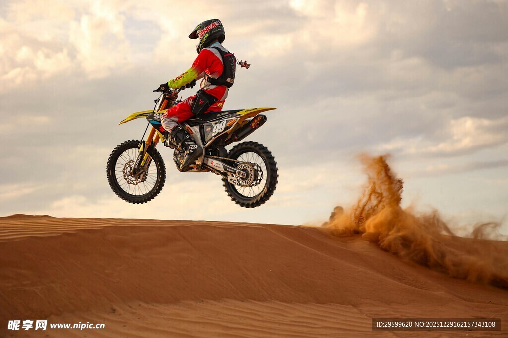 沙漠摩托特技飞跃瞬间