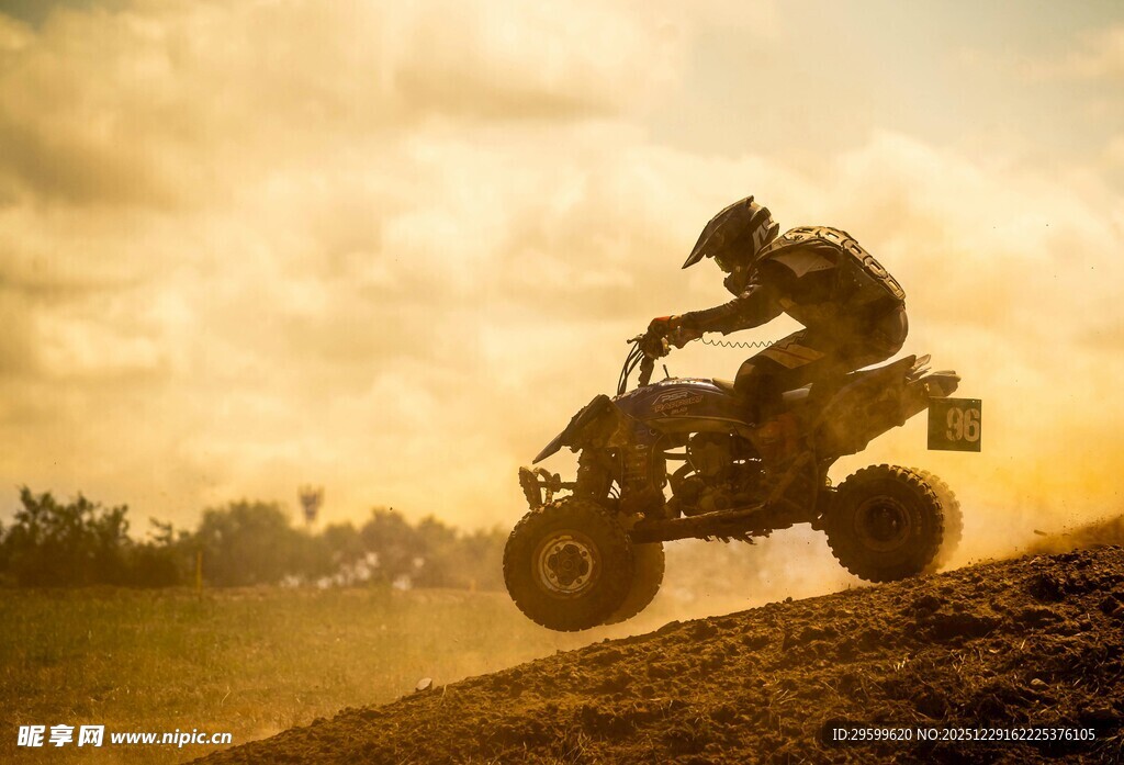 四轮摩托越野精彩瞬间