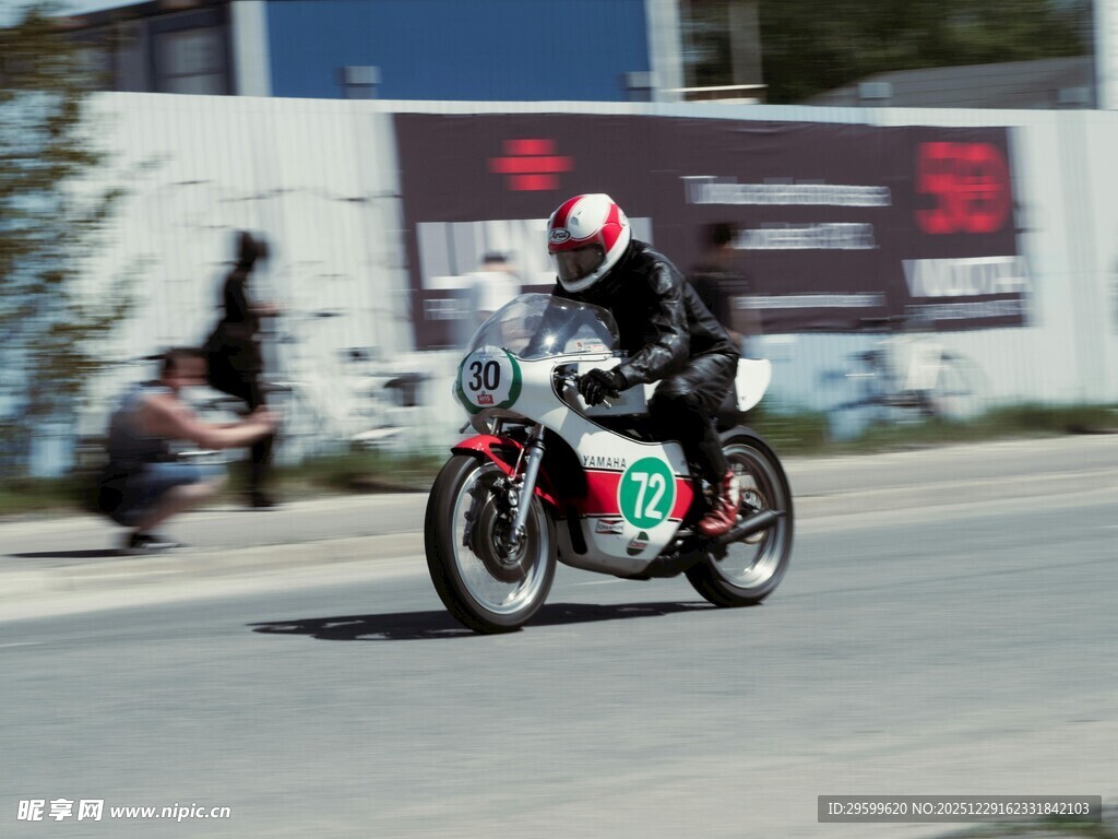 摩托车手赛道飞驰瞬间