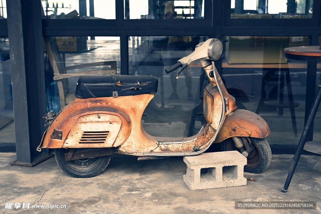 复古风老旧踏板摩托车