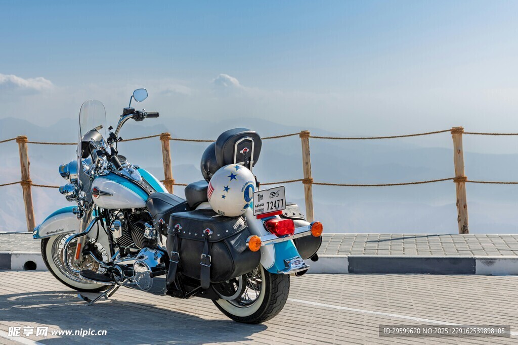 公路边的酷炫蓝色摩托车