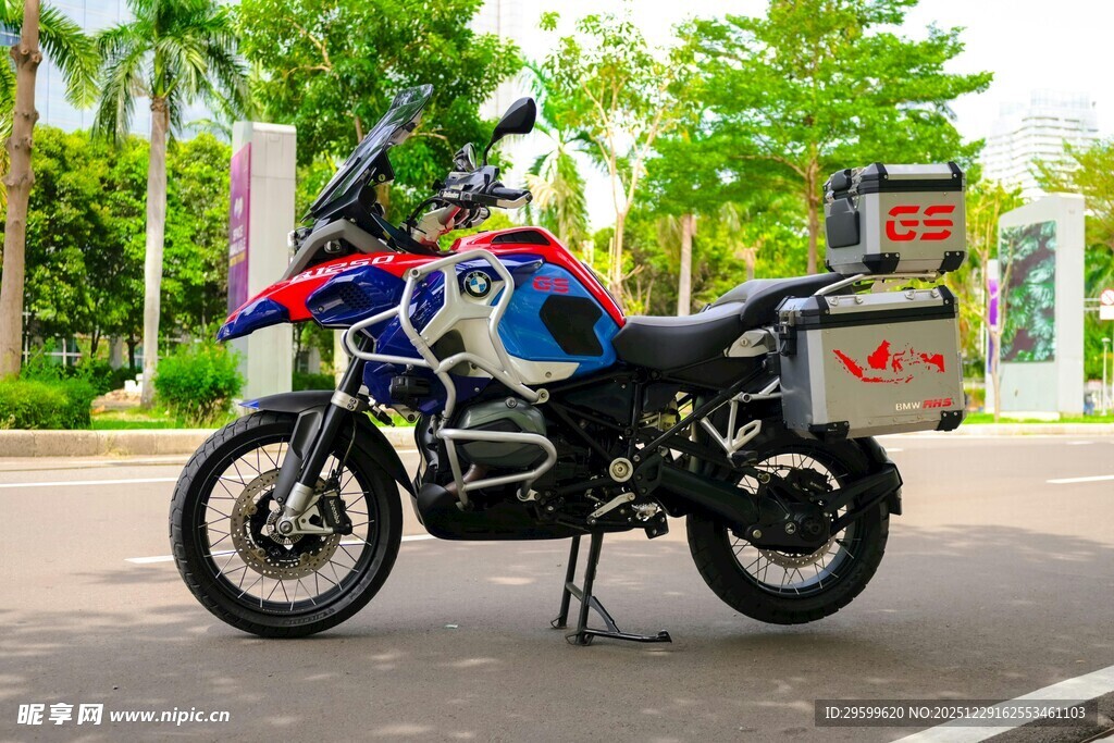 炫酷摩托车停于户外