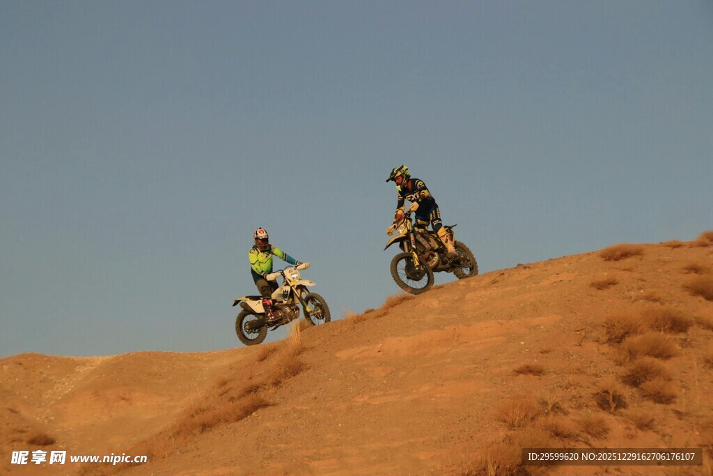 沙漠越野摩托竞技瞬间