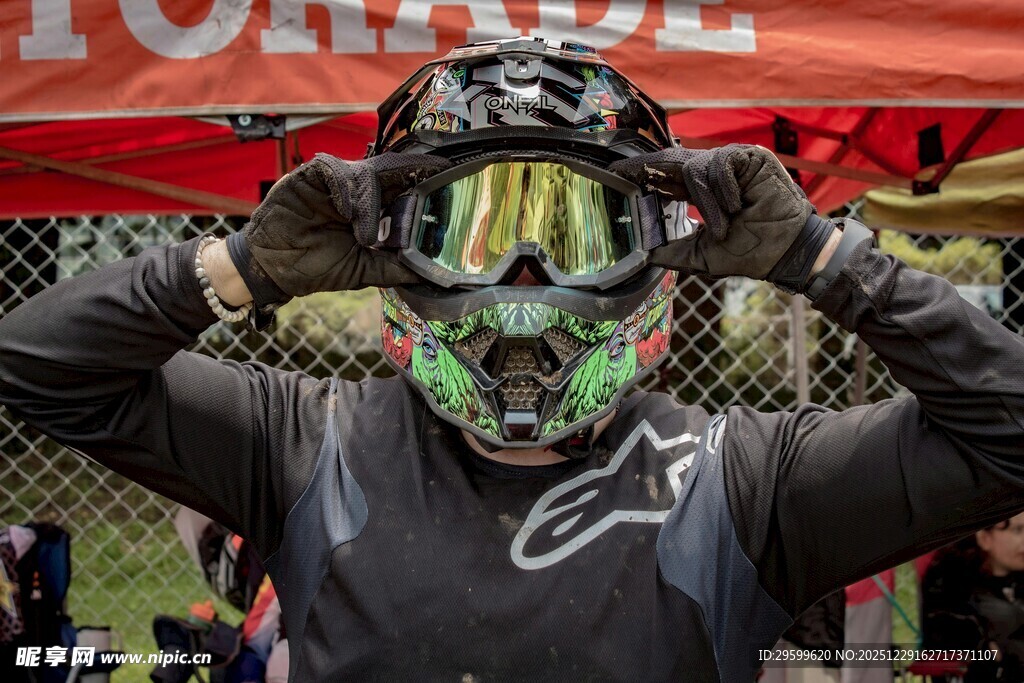 越野车手酷炫装扮准备出发