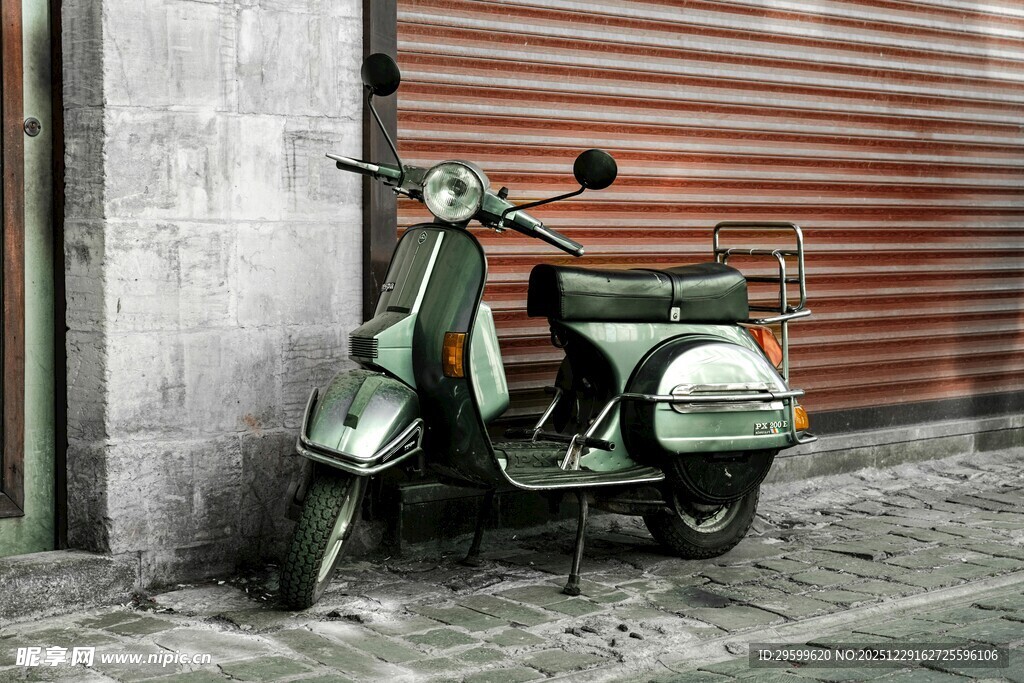 复古绿摩托停靠在墙边