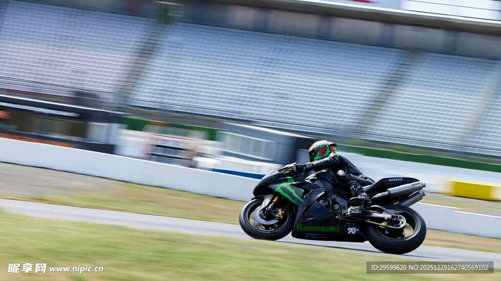 赛道上飞驰的酷炫摩托车