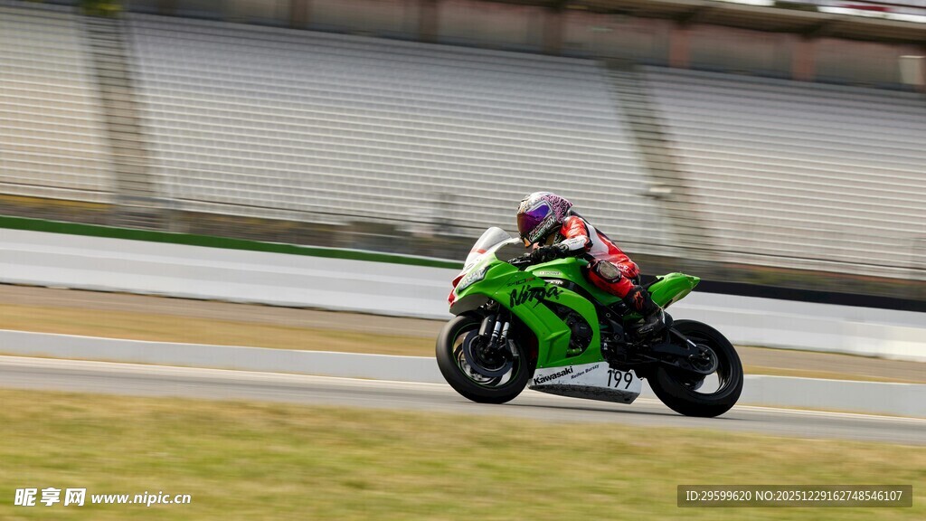 摩托车赛场飞驰瞬间