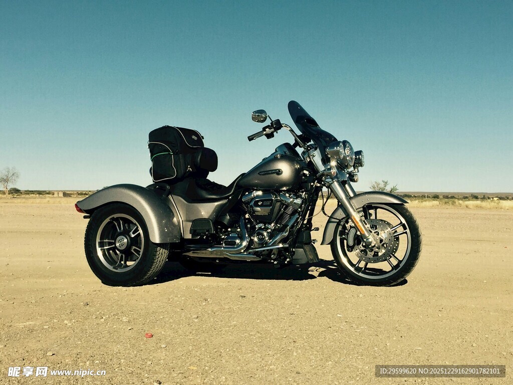 沙漠中的酷炫三轮摩托车