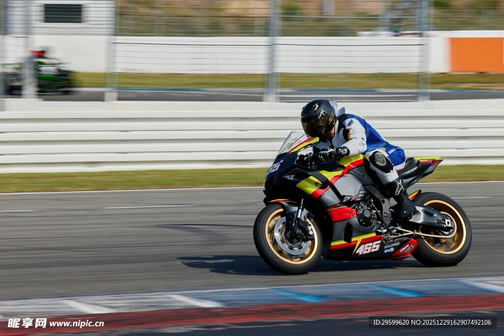 摩托车手赛道飞驰