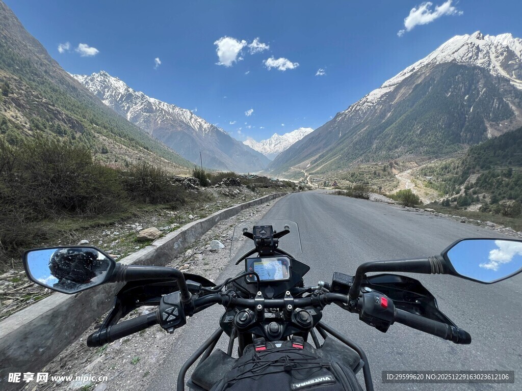 骑行于壮美山间公路