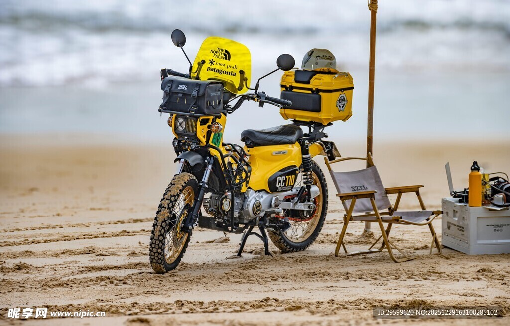沙滩上的越野摩托与露营装备