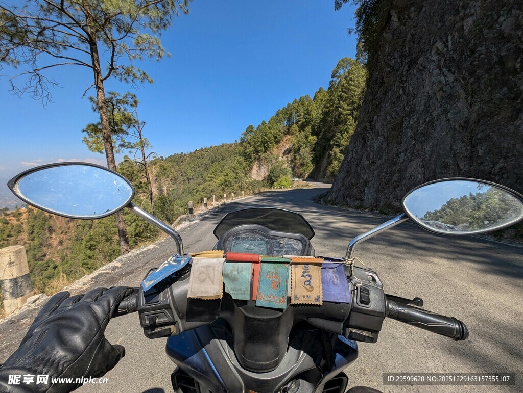 骑行视角下的山间美景