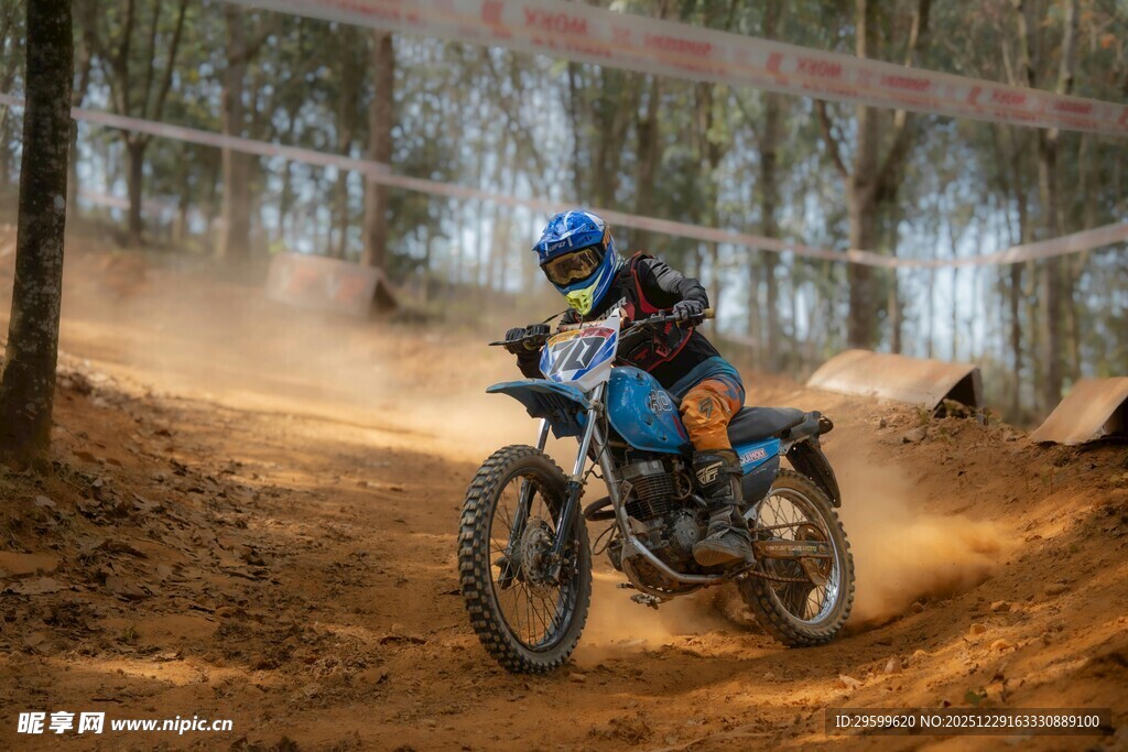 越野摩托手林间飞驰