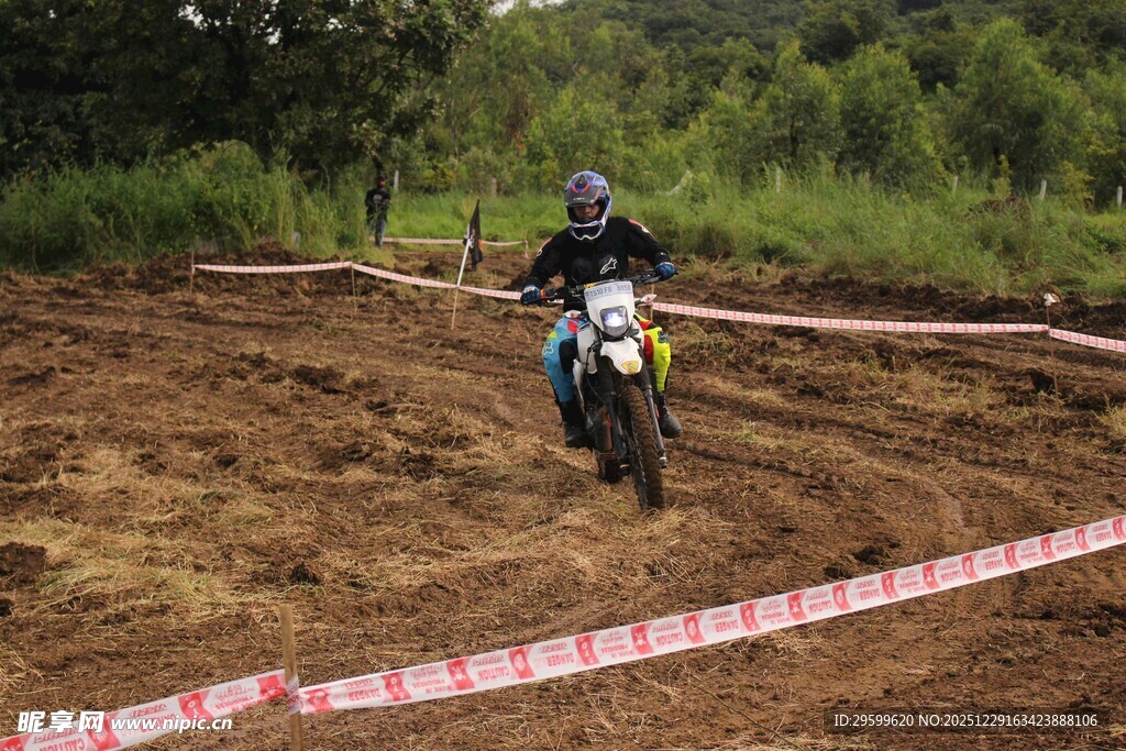 越野摩托赛场驰骋瞬间