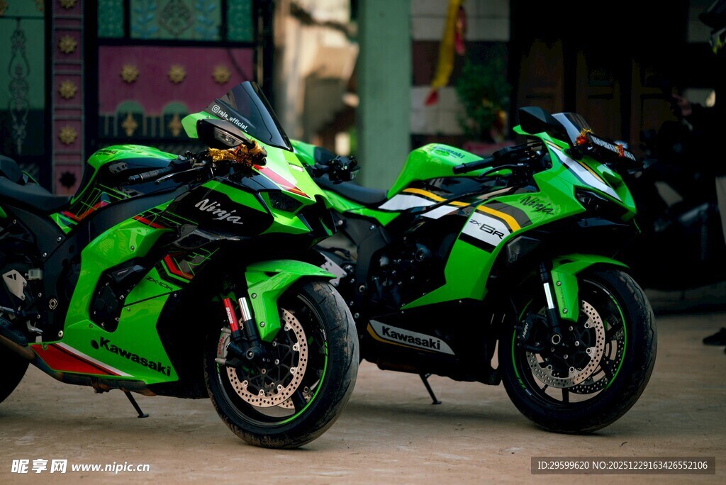 炫酷绿色双摩托车展示