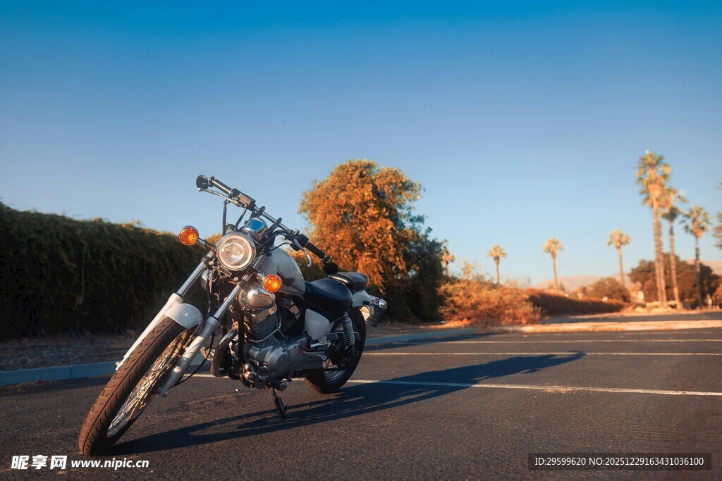 公路上的复古摩托车