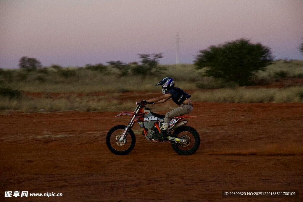 越野摩托骑手驰骋荒野