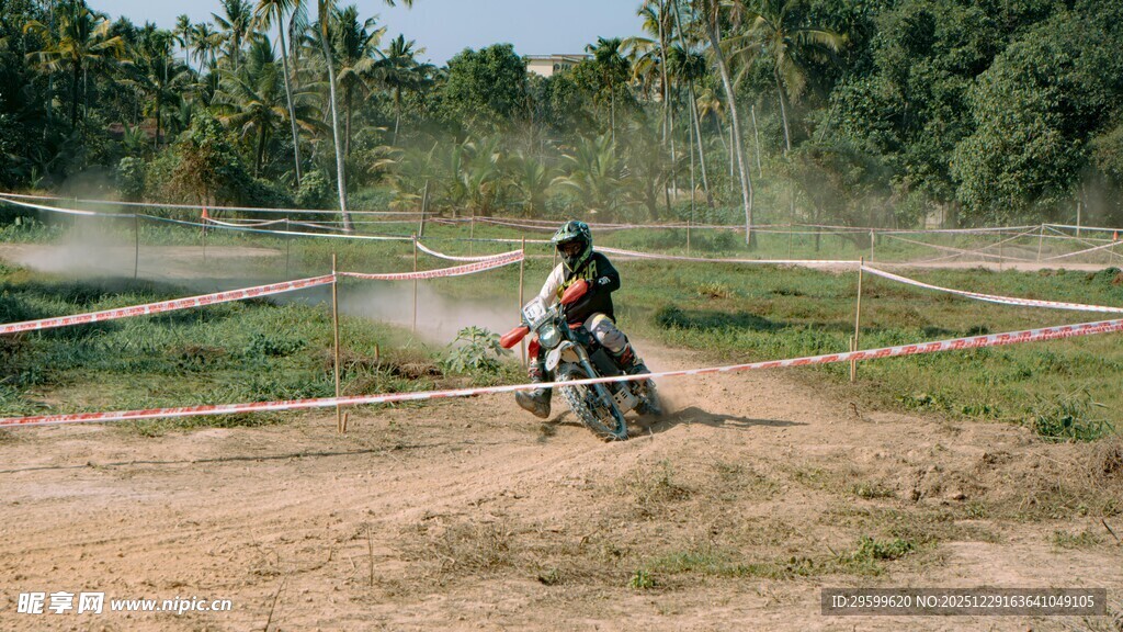越野摩托车手驰骋赛场