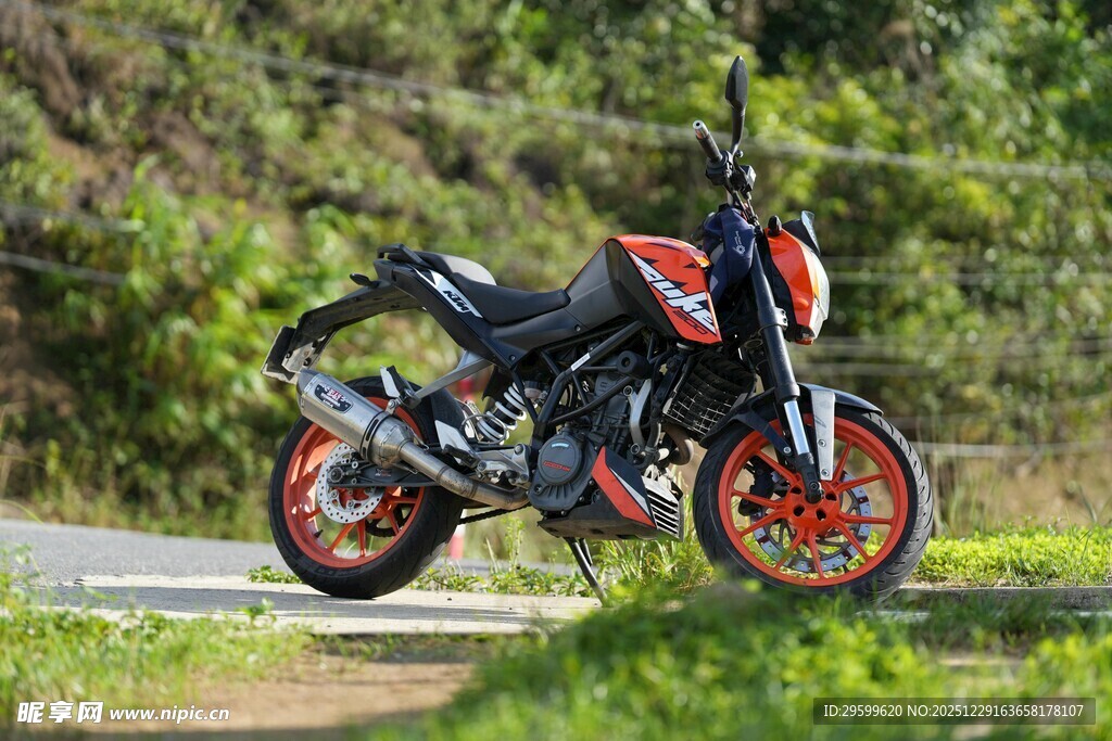 公路上酷炫的运动摩托车