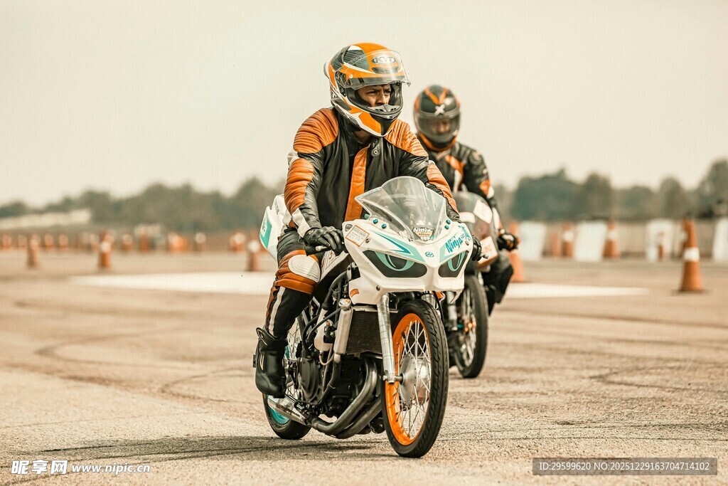 摩托车手赛场竞技瞬间