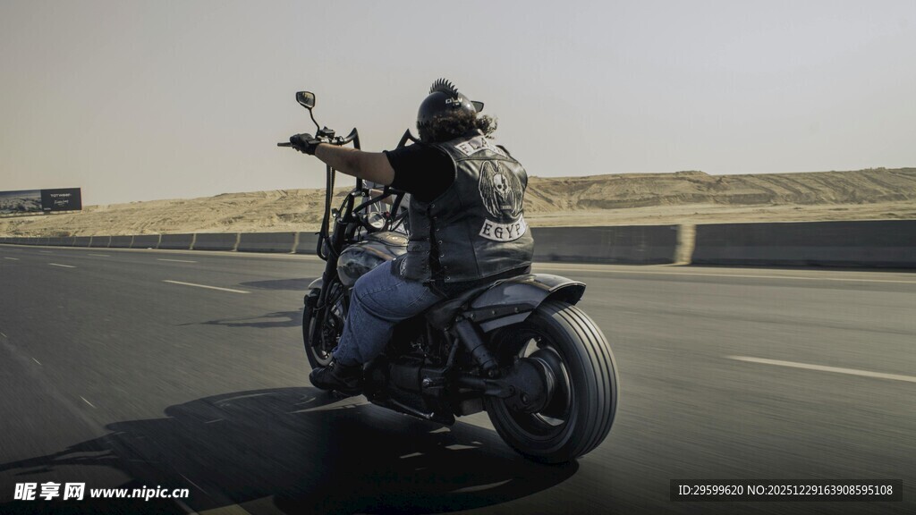 公路上的酷炫摩托车骑士