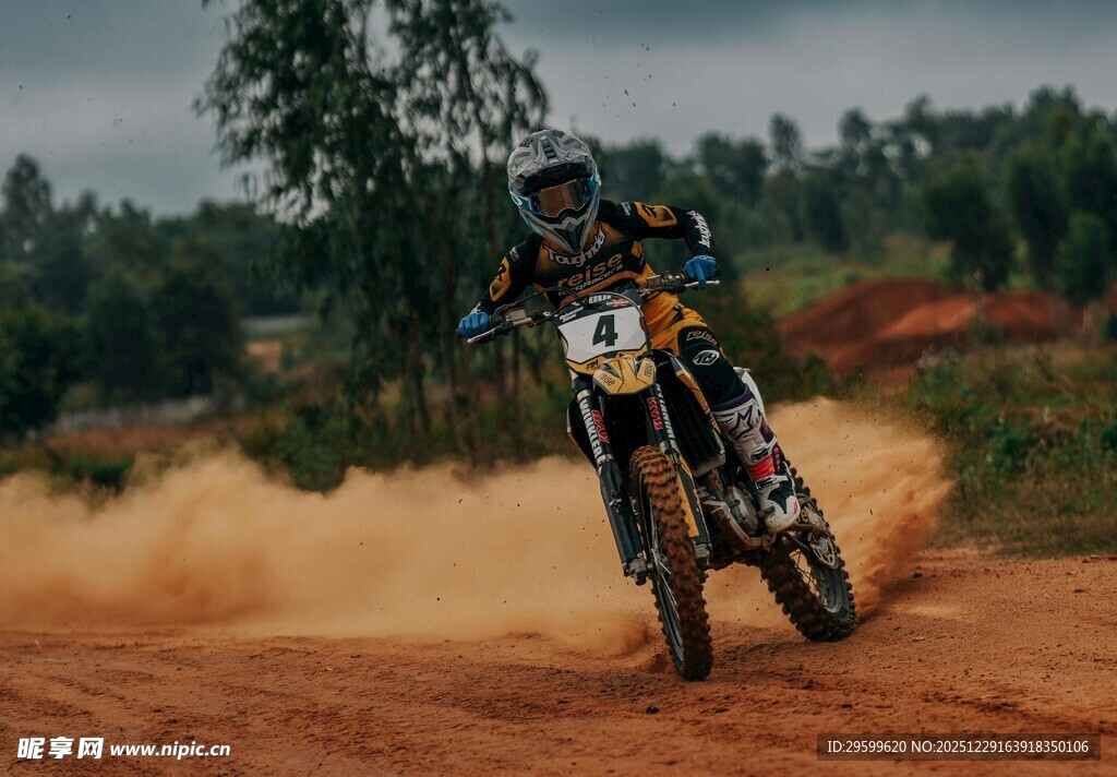越野摩托飞驰扬起尘土